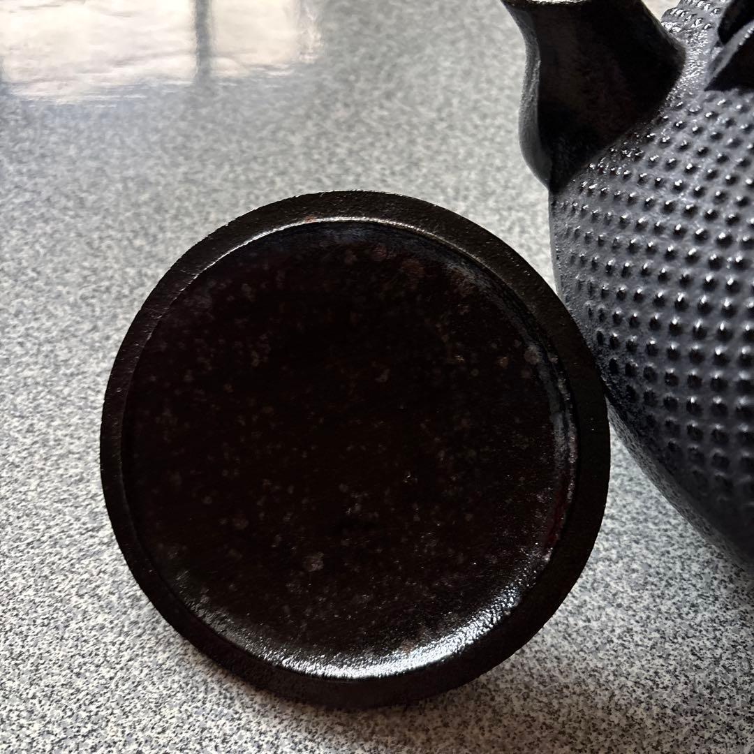 黒い点状模様の大きな鉄瓶、鉄器 18×20×20cm