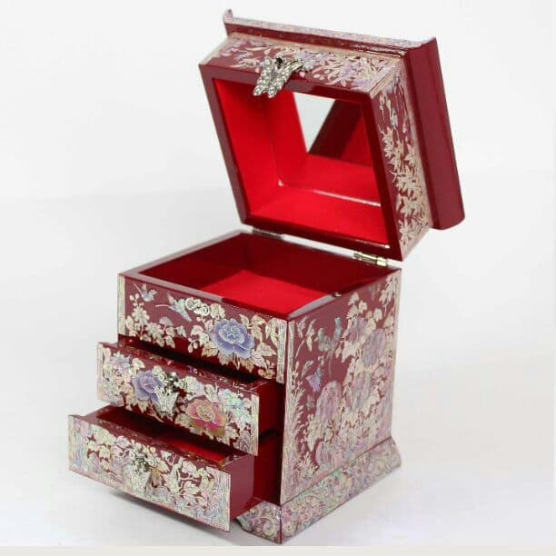 プレゼントあり、鏡台、アクセサリー入り。