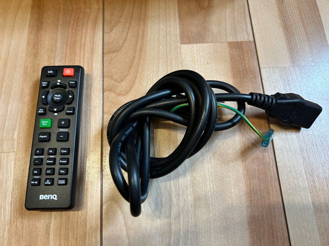 ★送料無料、動確済★使用少 BenQ プロジェクター 本体 HDMI接続　3D可