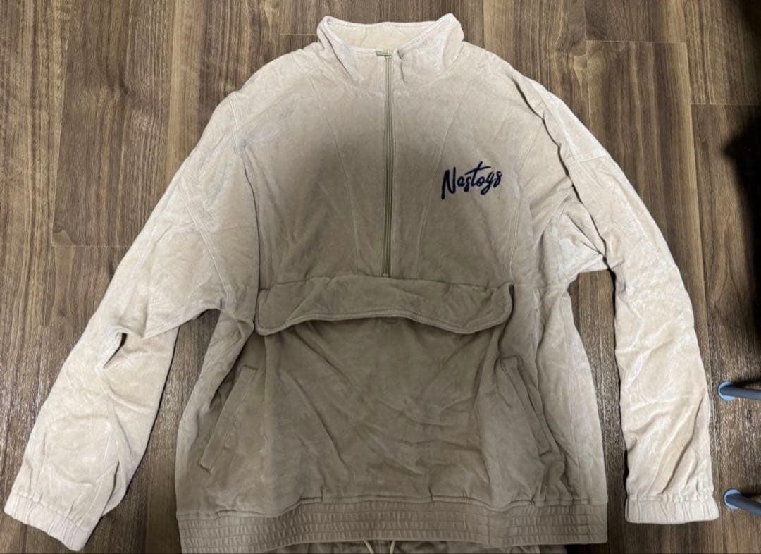 森下直哉着用 Nastoys ベロアセットアップ