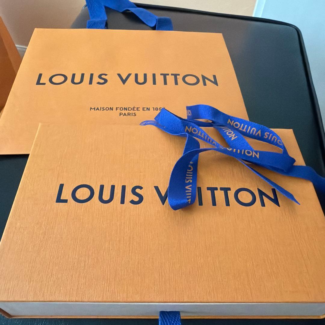 ルイヴィトン iPhone15 Pro ケース 手帳型 モノグラム 箱あり正規品