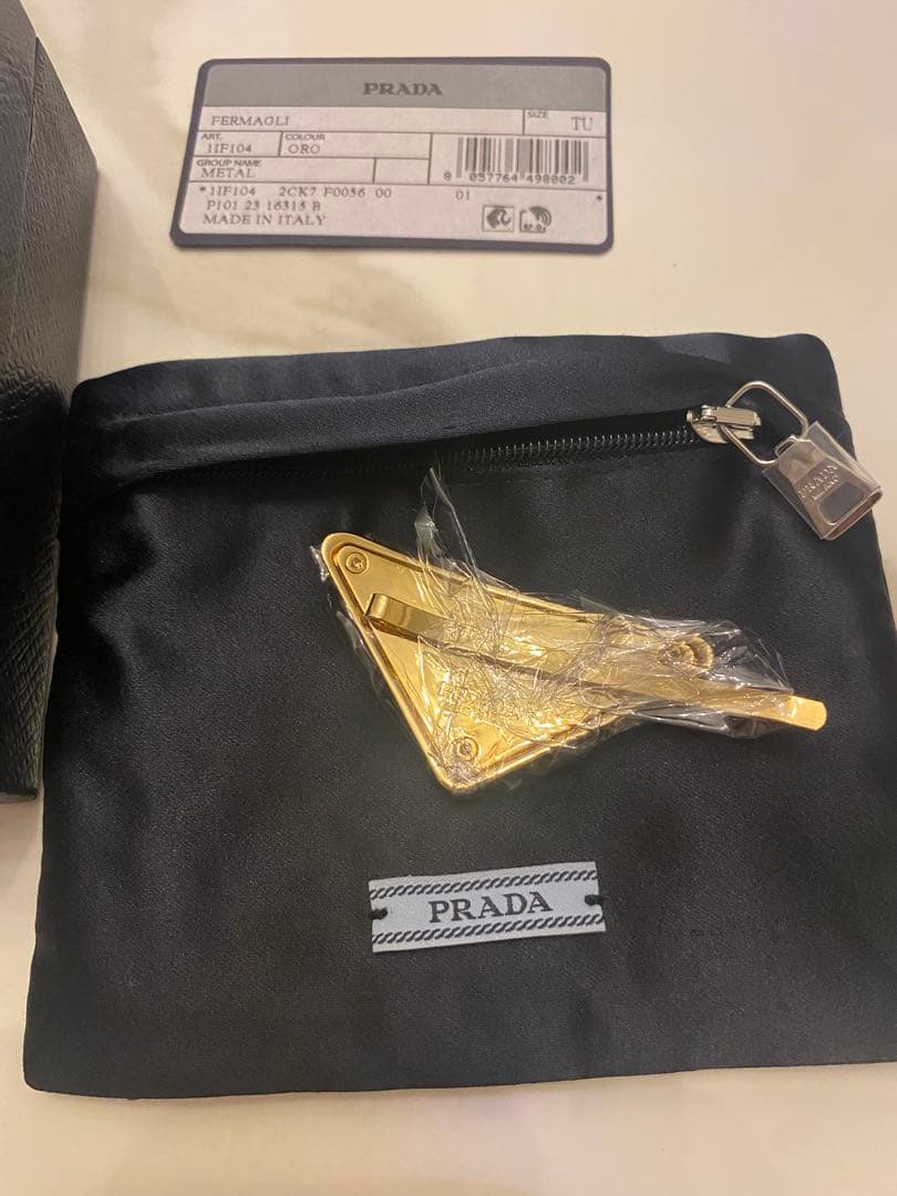 PRADA ゴールドメタルヘアアクセサリー(2点セットではなく、1点のみ)