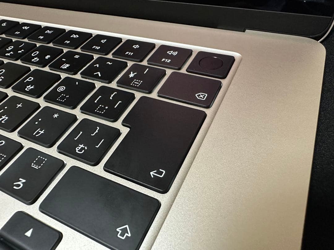 MacBook Air M2 8GB 15インチ