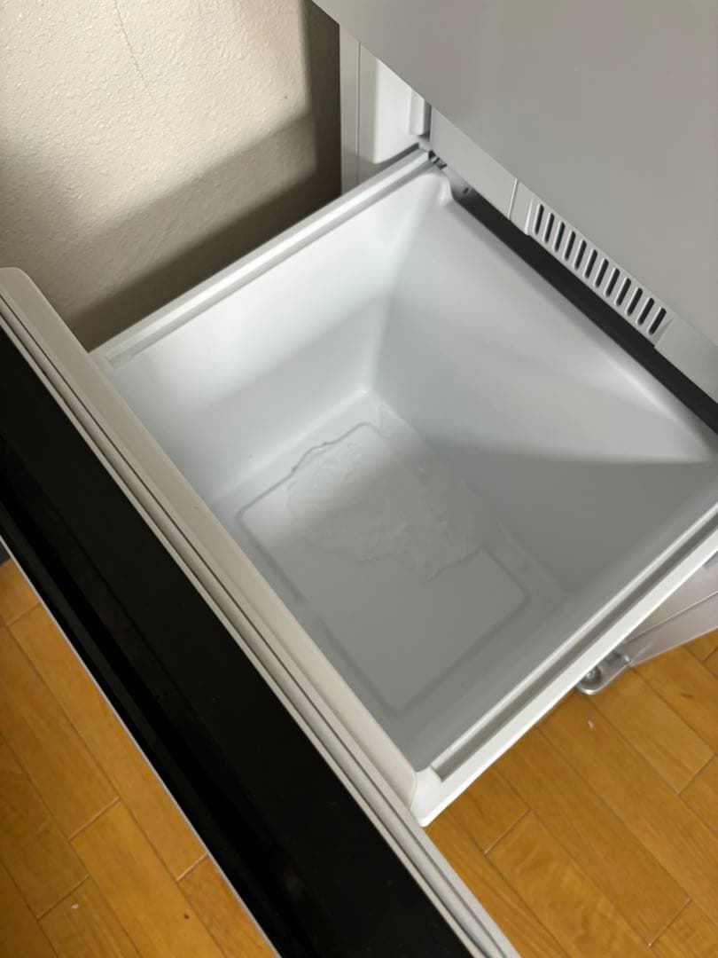 Hisense ホワイト冷蔵庫 ガラス棚3段