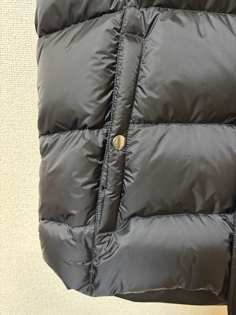 TATRAS ブラック ダウンベスト フード付き