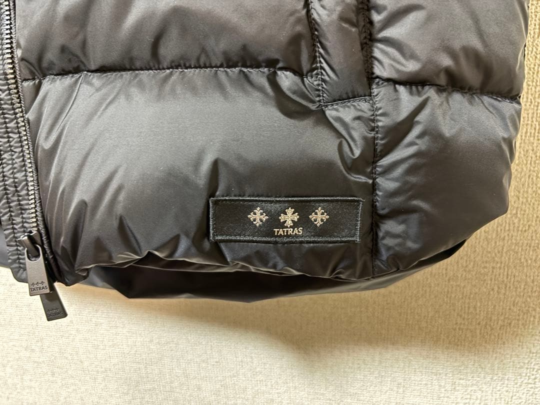TATRAS ブラック ダウンベスト フード付き