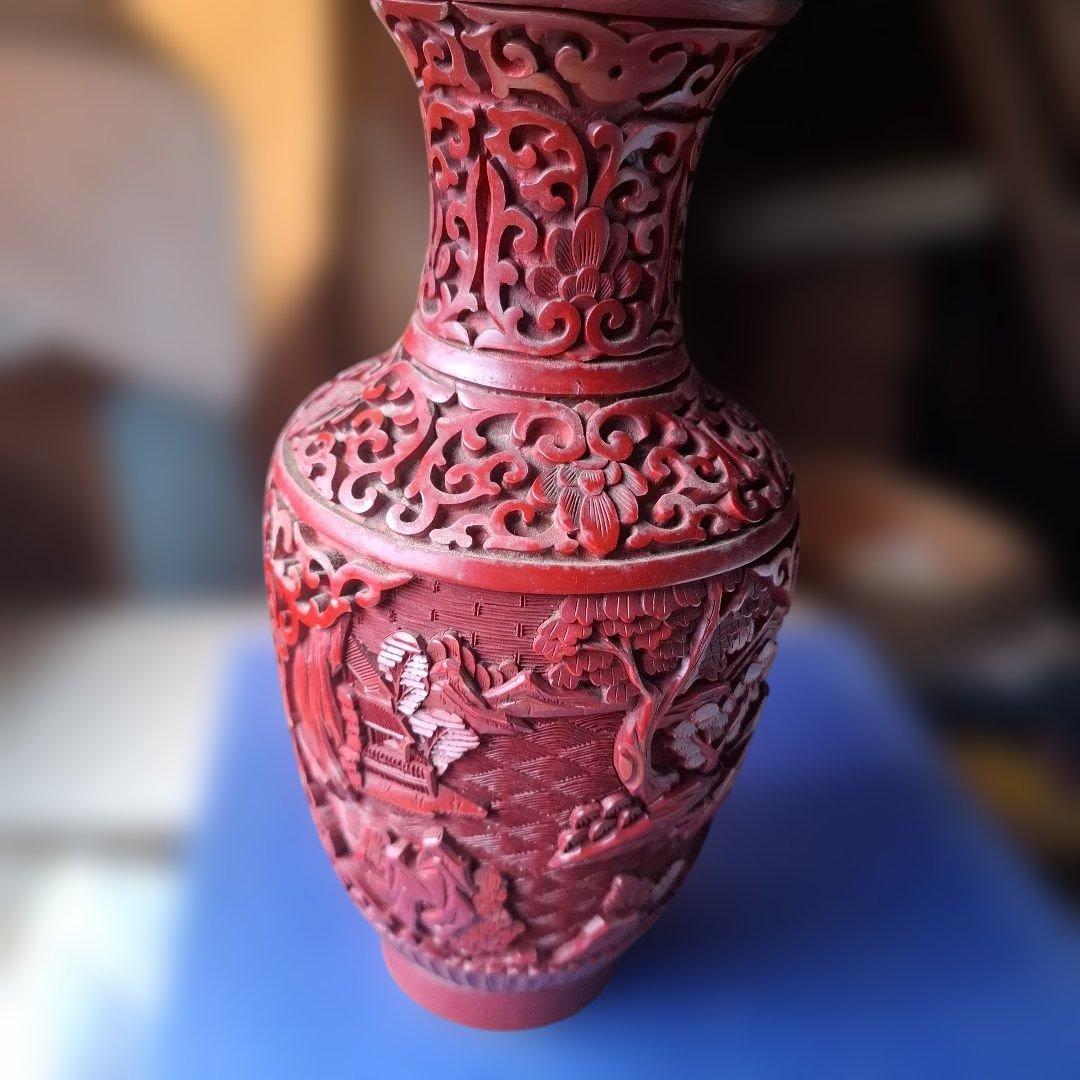 赤色彫刻花瓶 　堆朱　高さ約20cm