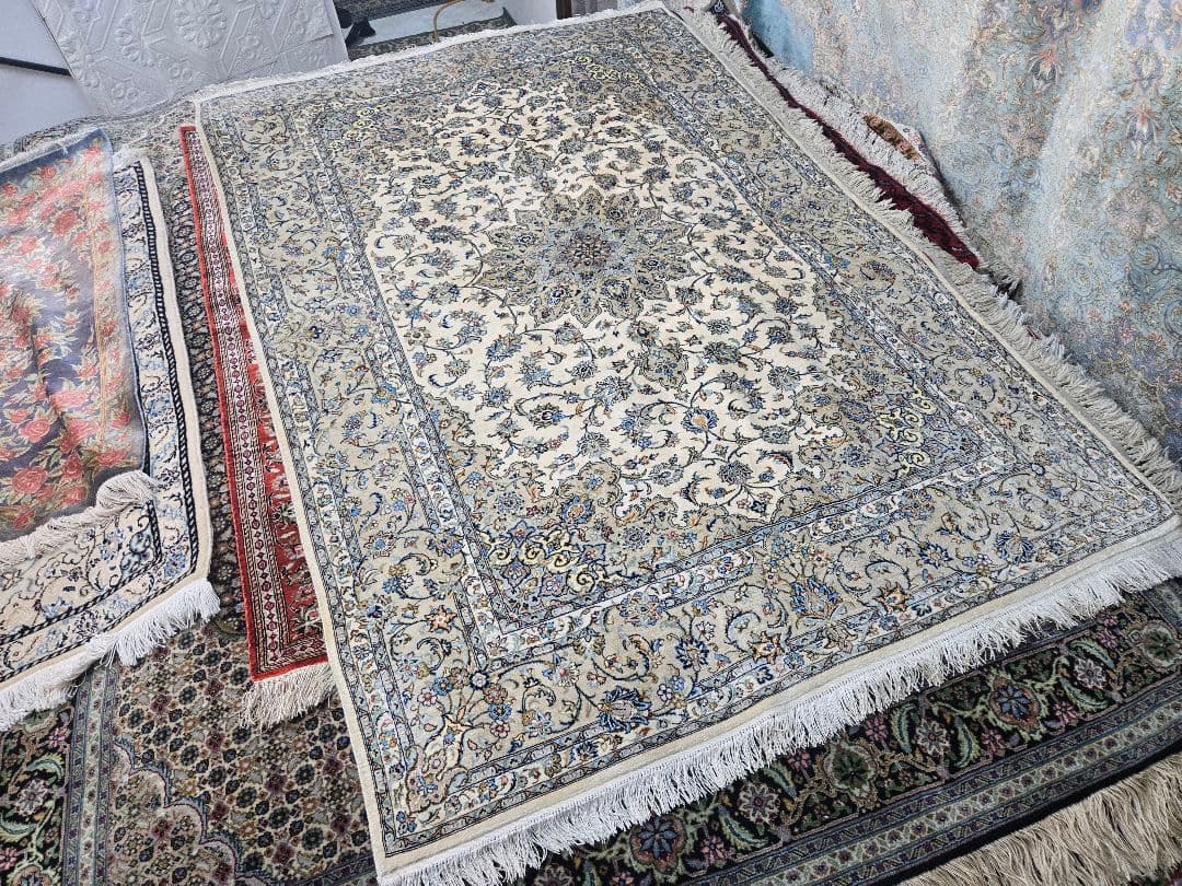 ペルシャ絨毯本物保証100%手織素材天然シルクfallah工房花柄157×106