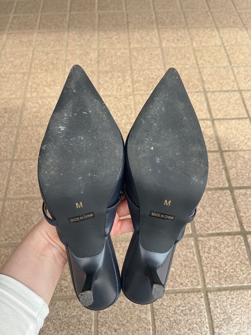 aimeine ゴールドモチーフポインテッドトゥ ミュール