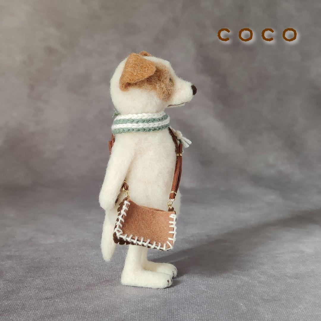 ショルダーバックを下げたハチワレわんこさん