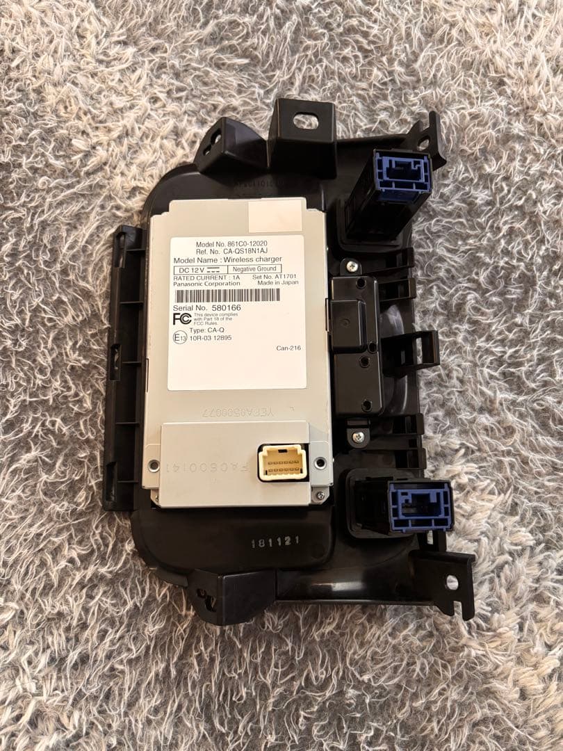 トヨタ　カローラスポーツ　ワイヤレス充電　シートヒータースイッチ付き