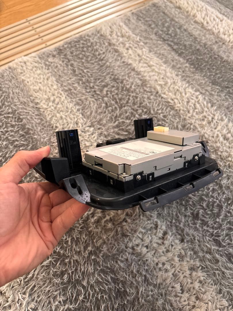 トヨタ　カローラスポーツ　ワイヤレス充電　シートヒータースイッチ付き