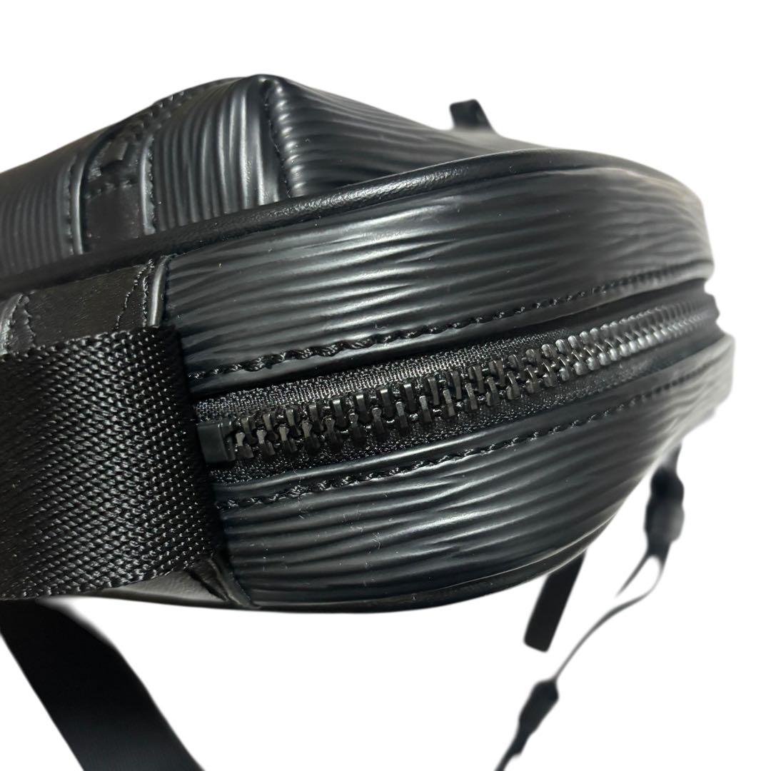 極美品　ヴィヴィアンウエストウッド ショルダーFLOW オーブ 黒 斜め掛け