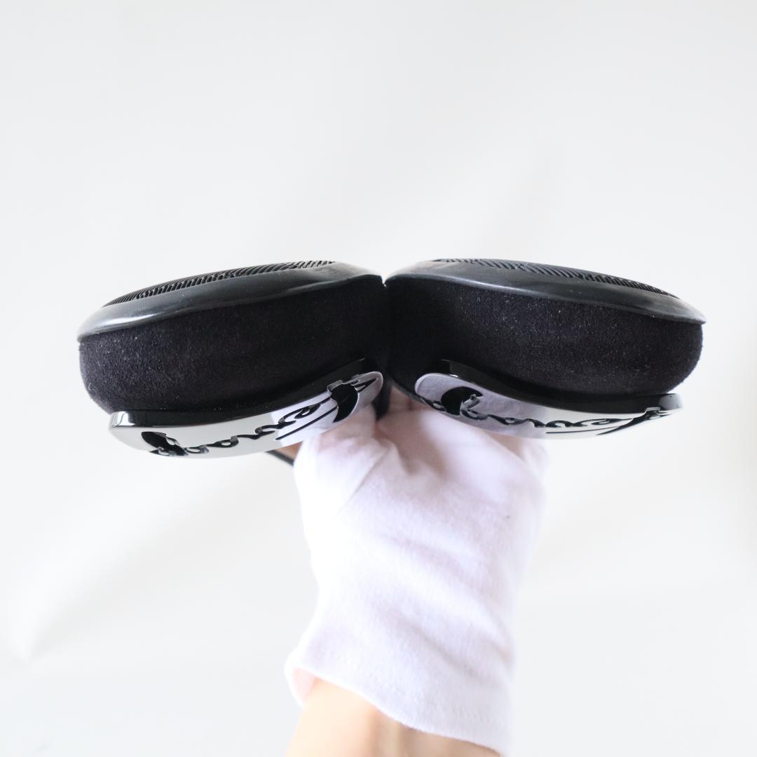 未使用フェラガモ　ヴァラパンプス黒　8D/25−25.5cm ロゴプレート