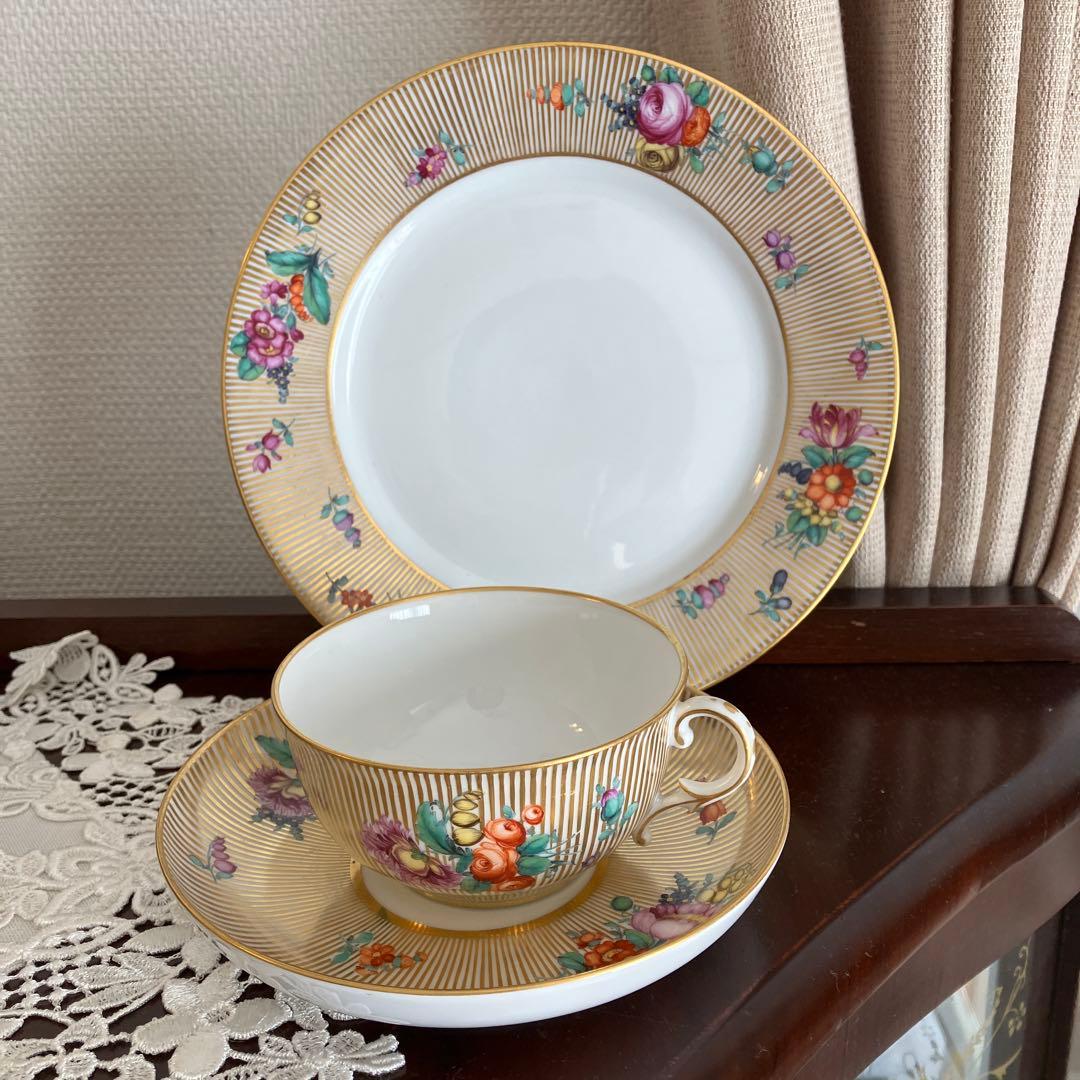 ニンフェンブルグ　アンティーク　ストライプと花束のトリオ