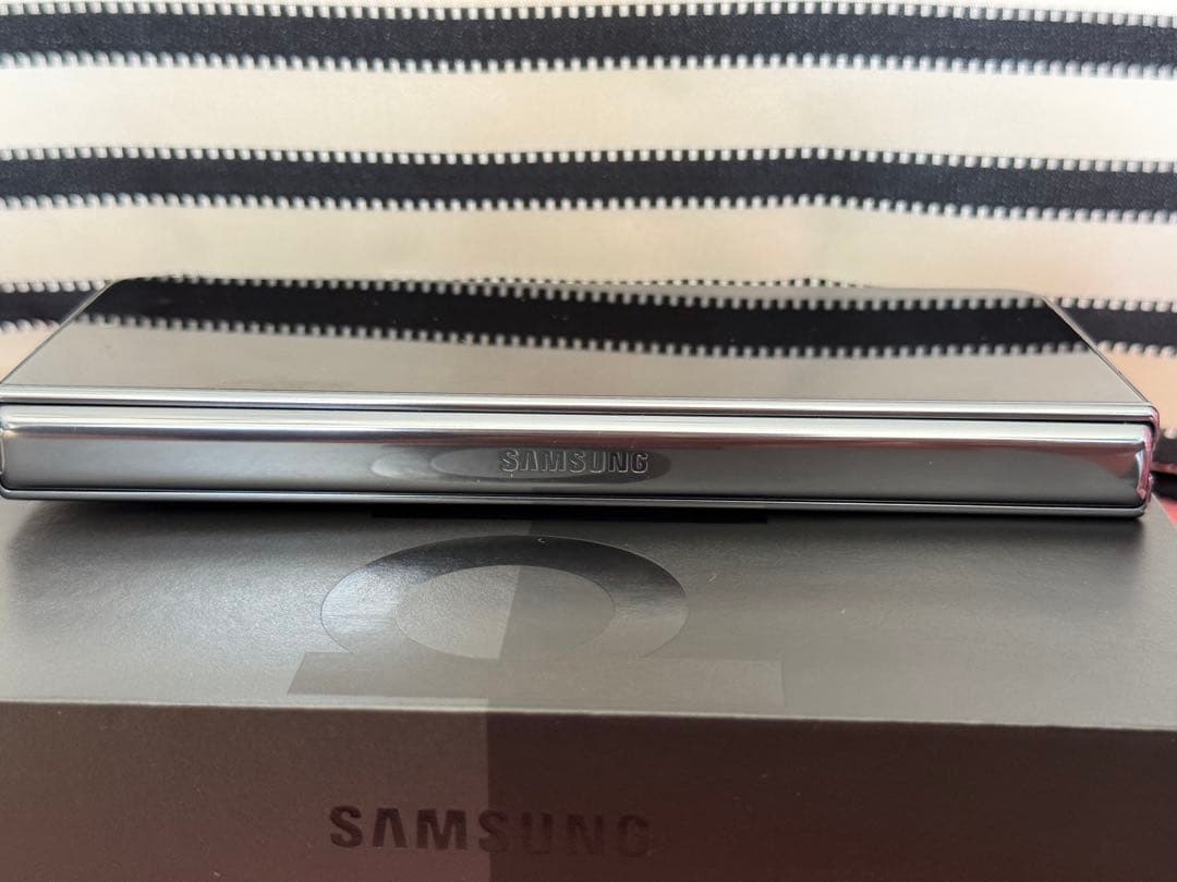 極上品　香港版　Galaxy Z Fold4 本体　512GB 付属品有