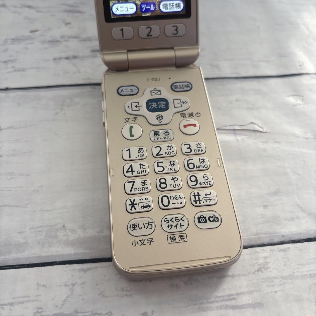 docomo らくらくホンF-02J 折りたたみ式携帯電話 ゴールド