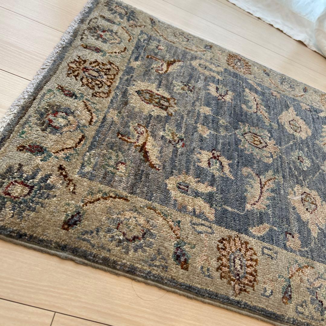 青とベージュの伝統的なラグ