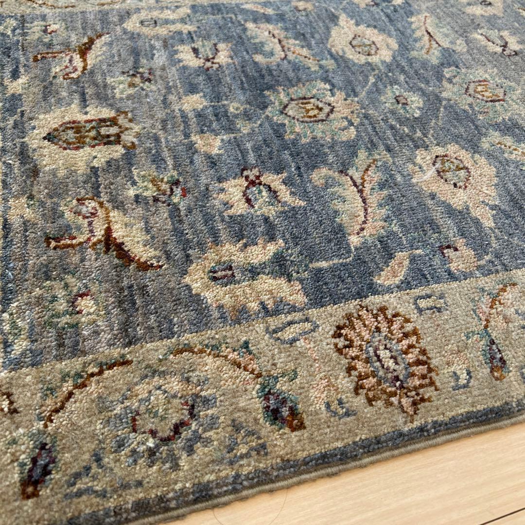 青とベージュの伝統的なラグ