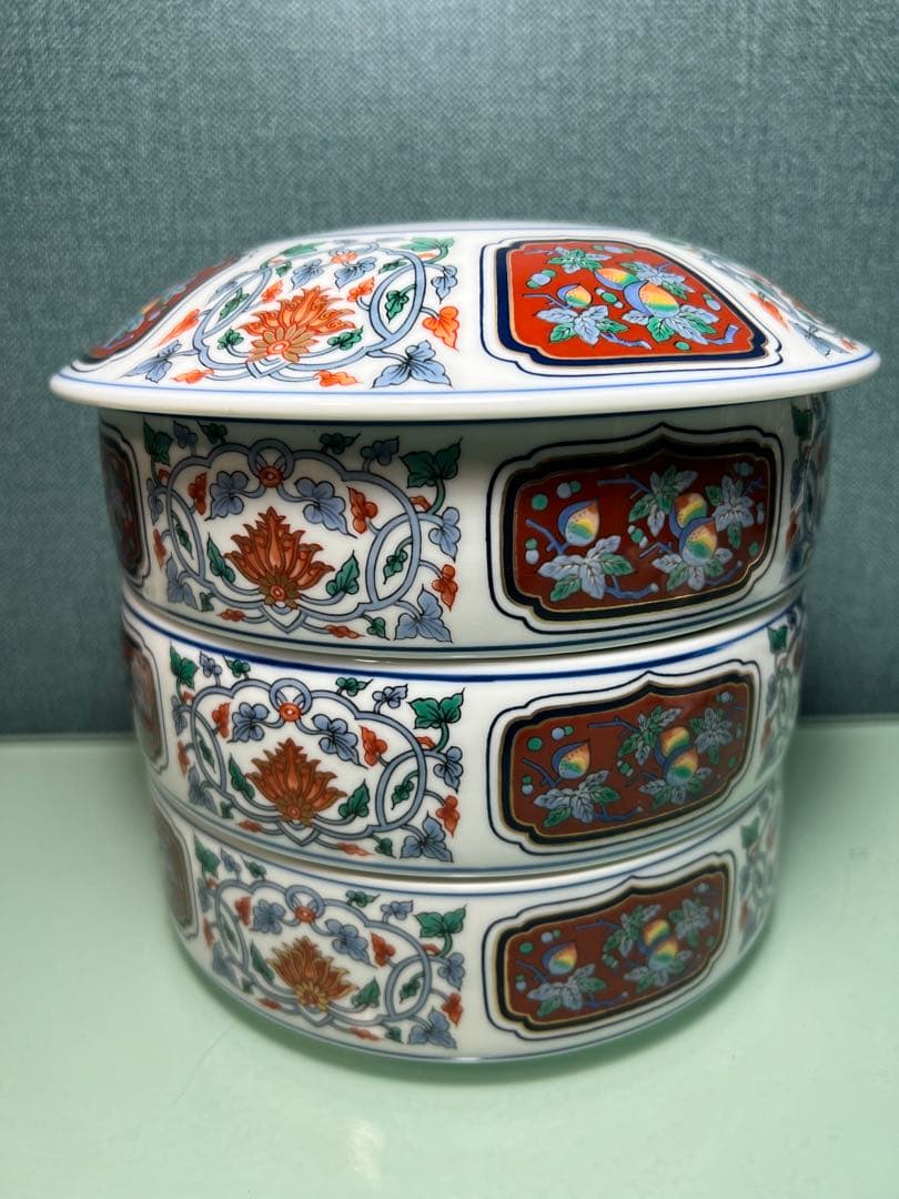 769 有田焼 其泉窯 染錦四方割木甲草花文 三段重 賞美堂本店　未使用