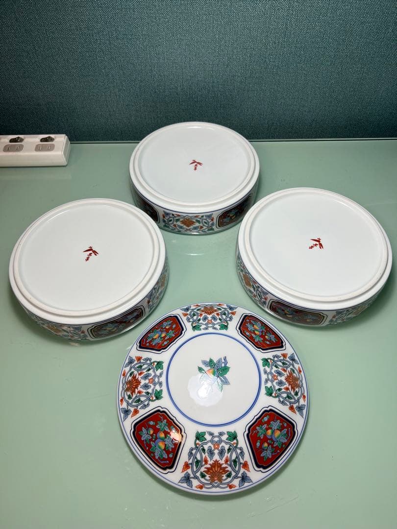 769 有田焼 其泉窯 染錦四方割木甲草花文 三段重 賞美堂本店　未使用