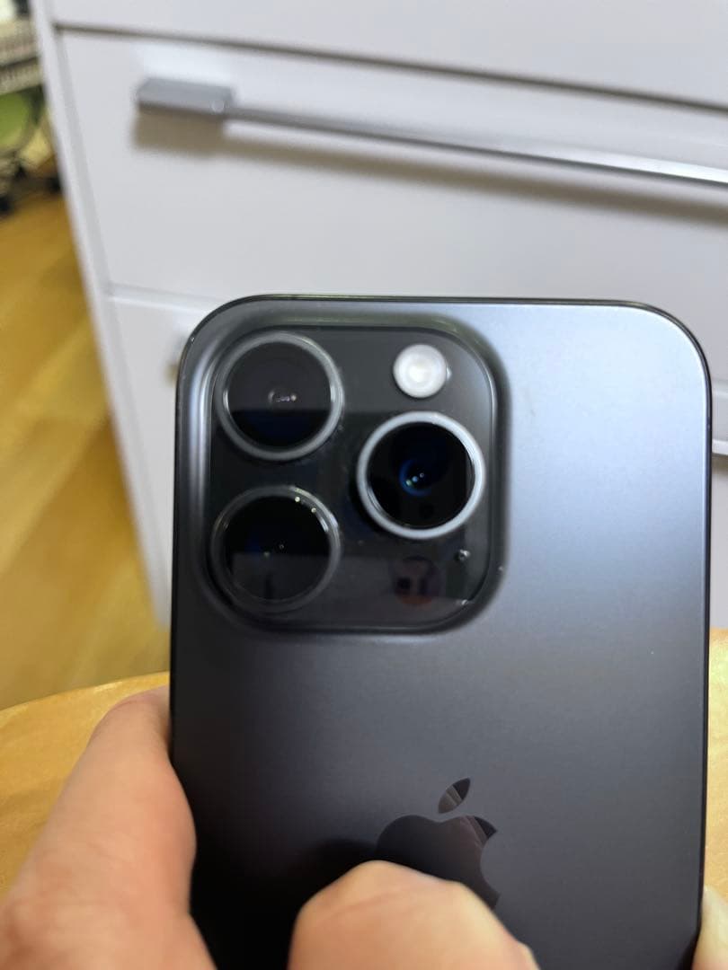 【美品】iPhone 15pro 256GBブラックチタニウムSIMフリー