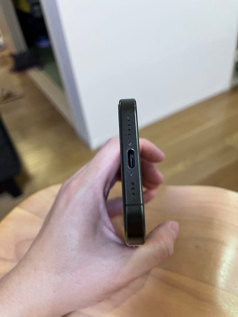 【美品】iPhone 15pro 256GBブラックチタニウムSIMフリー