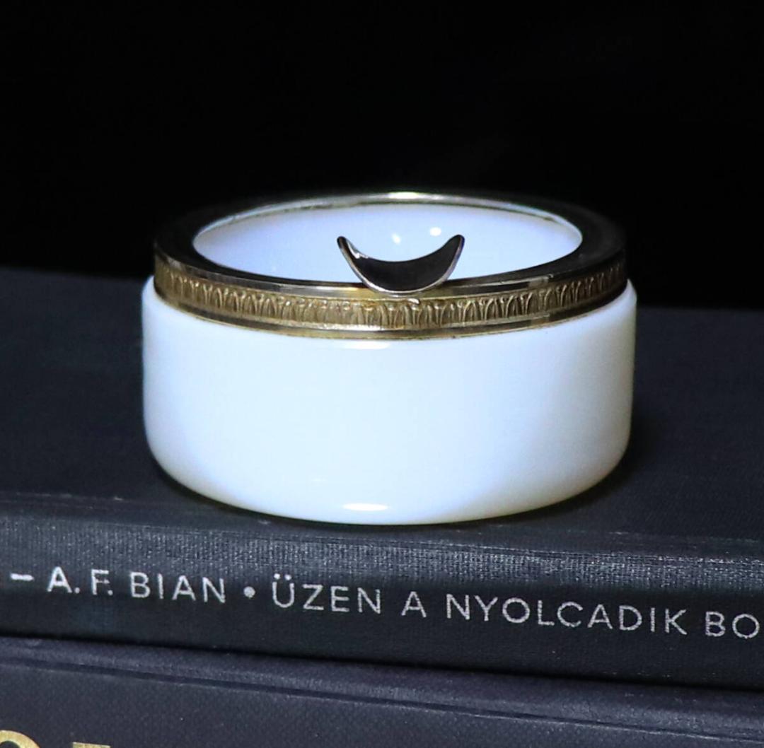 オールド・バカラ 珍品 重厚 オパーリンクリスタルガラス製灰皿 乳白色 ホワイト