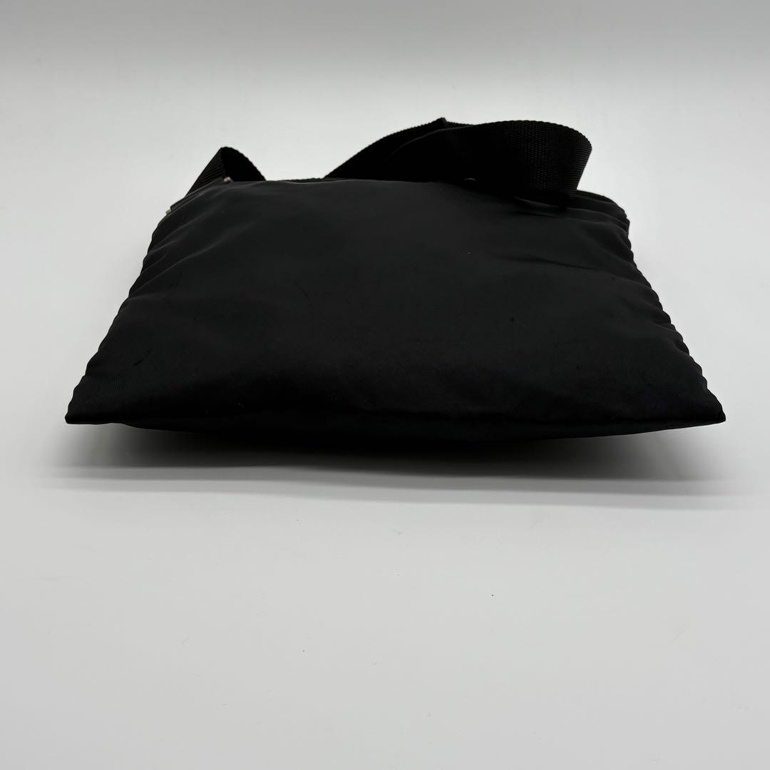 プラダ　ショルダーバッグ　ブラック　サコッシュ　ナイロン　三角ロゴ