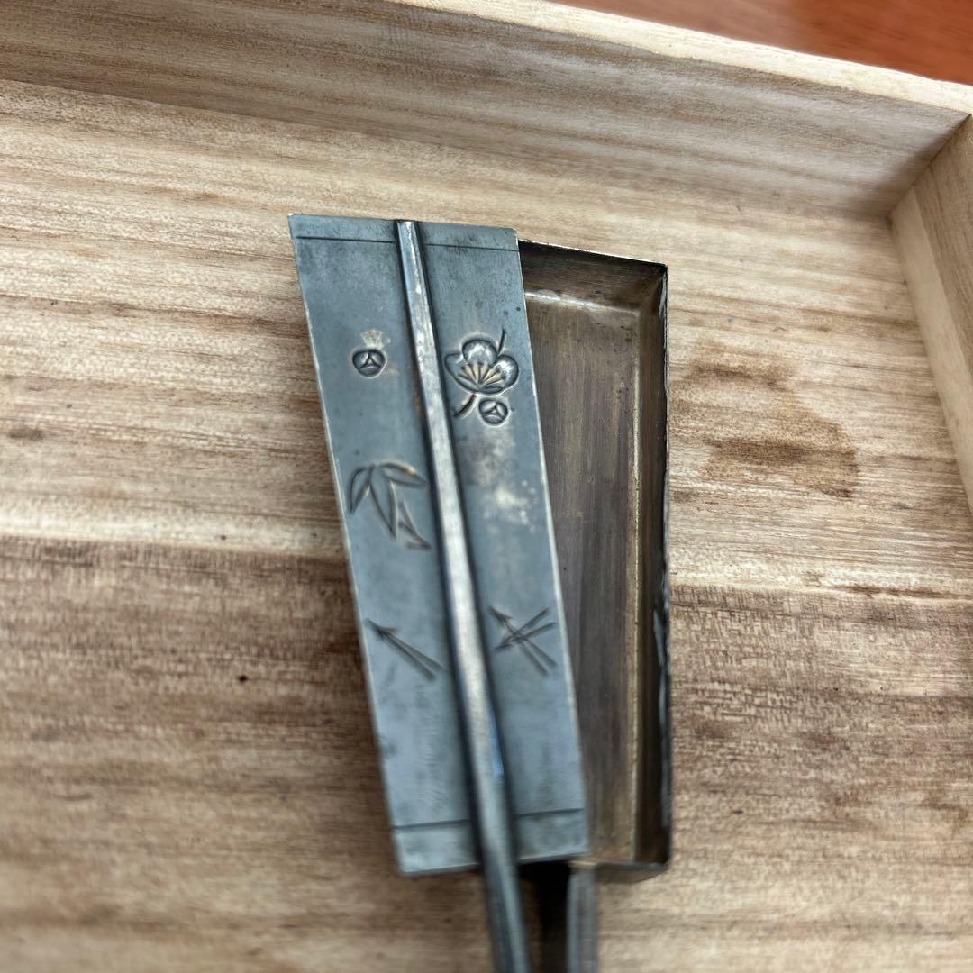 銀製　扇子型　楊枝入れ细工　梅　紅葉32g