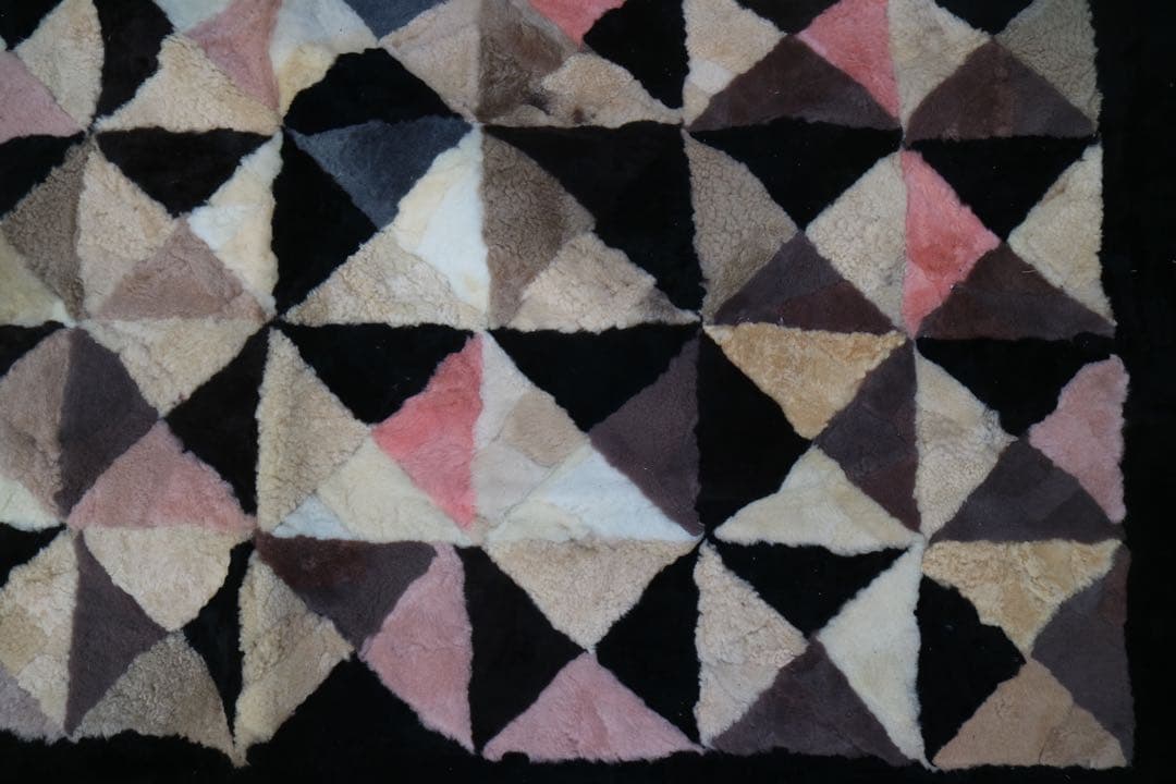 ムートンラグ ・カーペット　約175x175cm 多色三角形パターン