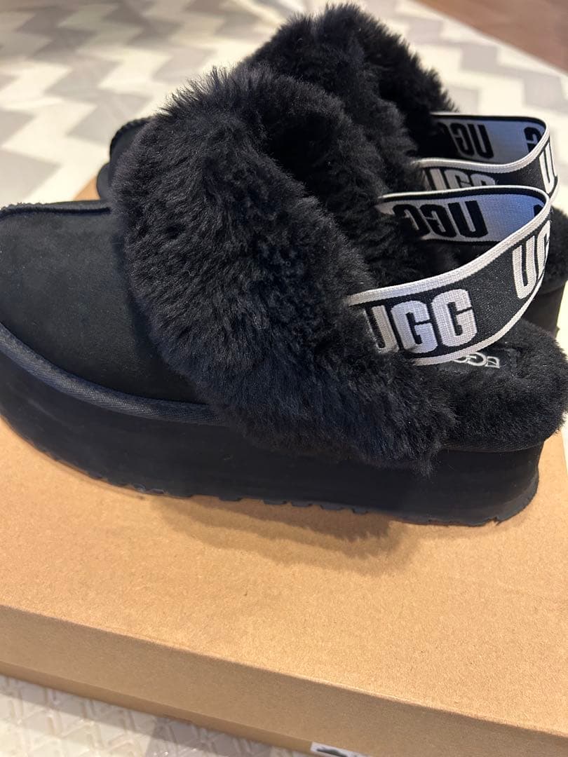 UGGファンケットサンダル　厚底