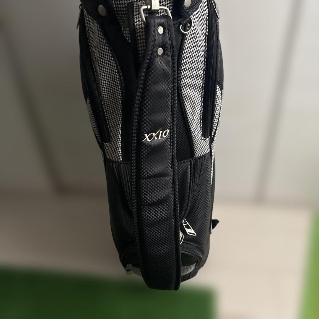 送料込み！XXIO ゴルフバッグ ブラック/シルバー
