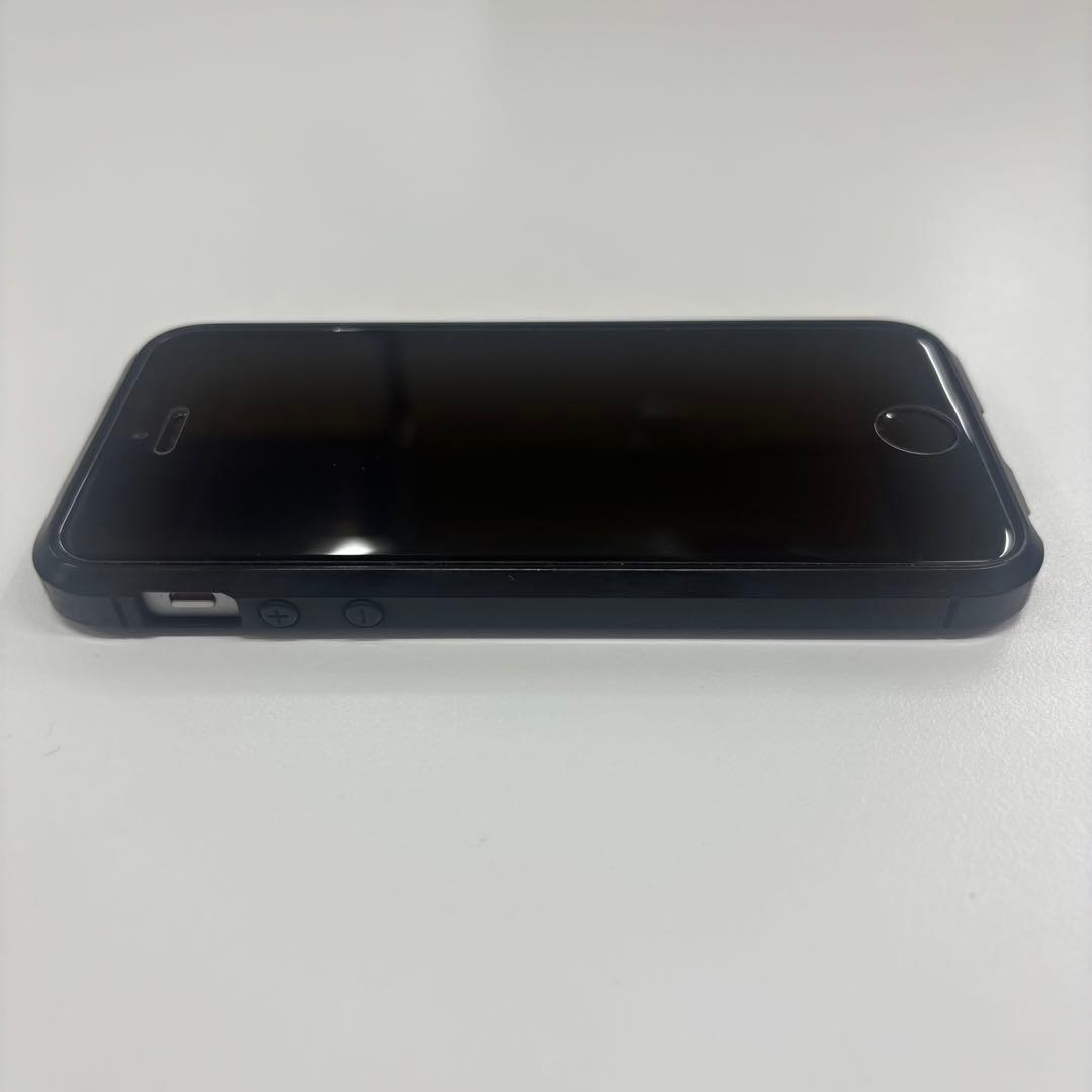 Apple iPhone SE シルバー 本体 Spigenケース、付属品付き