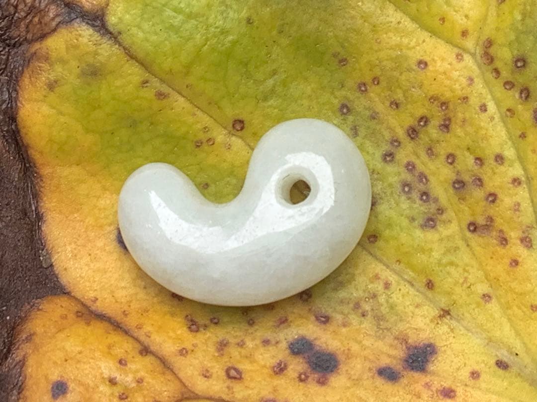 ✳氷はお値段高額勾玉です‼️ アイスジェイド‼️糸魚川翡翠ジェダイト勾玉　鑑定付本物