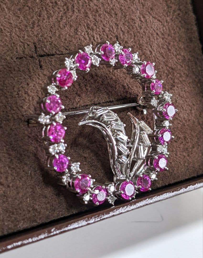 ダイヤモンドとルビー　ラウンドシェイプブローチ　プラチナ　pt900