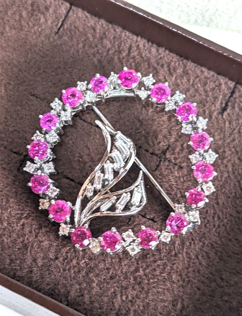 ダイヤモンドとルビー　ラウンドシェイプブローチ　プラチナ　pt900