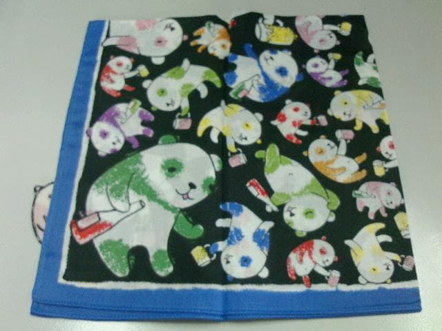 ヴィヴィアン・ハンカチ　（黒地ｘ酔いどれパンダｘ縁ブルーｘアップリケ）