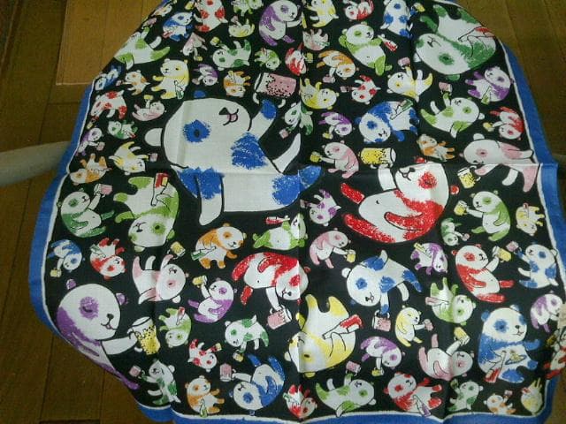 ヴィヴィアン・ハンカチ　（黒地ｘ酔いどれパンダｘ縁ブルーｘアップリケ）