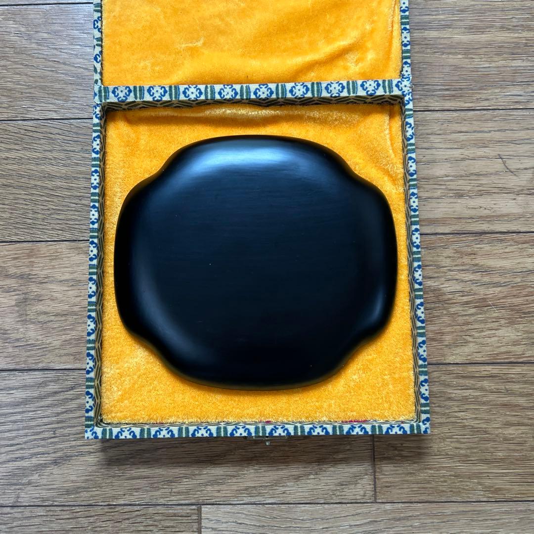 最終値下げ【民国時代手作山水人物図】精密彫刻中国彫漆堆朱御皿高級錦化粧箱付未使用