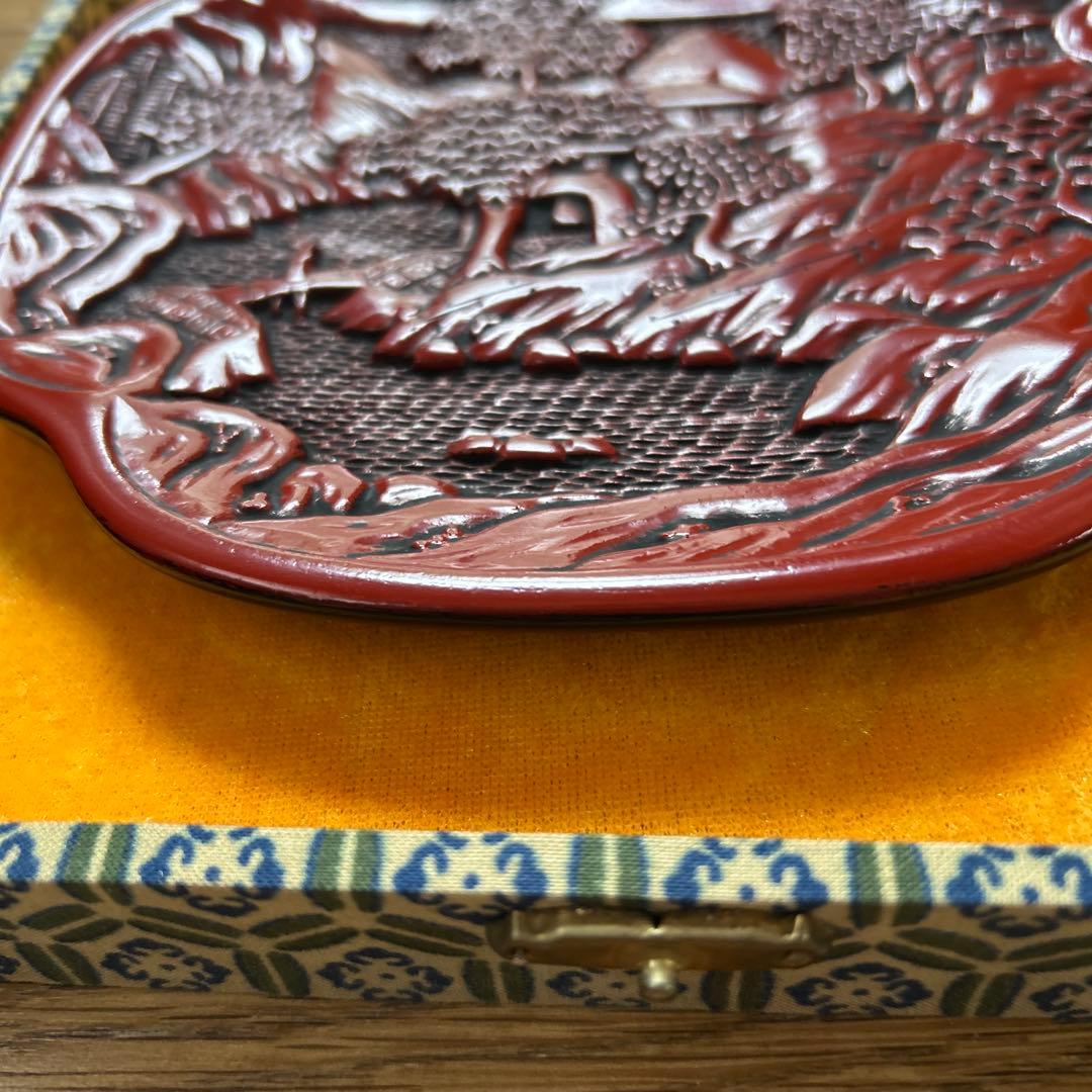 最終値下げ【民国時代手作山水人物図】精密彫刻中国彫漆堆朱御皿高級錦化粧箱付未使用