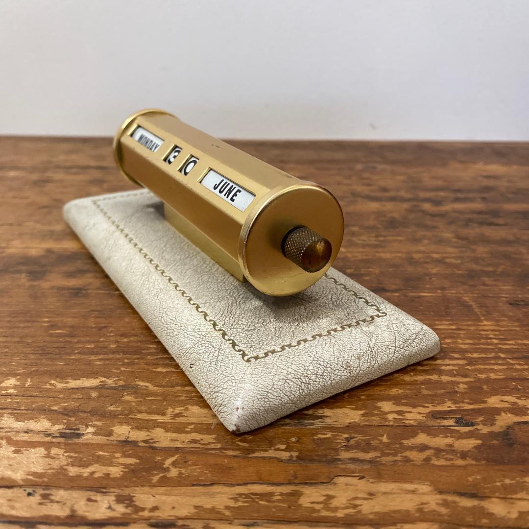 英国 イギリス製 アンティーク 回転式 卓上 カレンダー ゴールド レザー台座