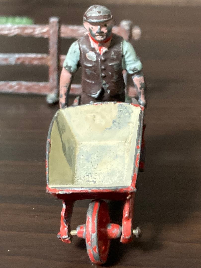 50sJ.Hill & Co.鉛製フィギュアイギリス製 一輪車を引く男ビンテージ