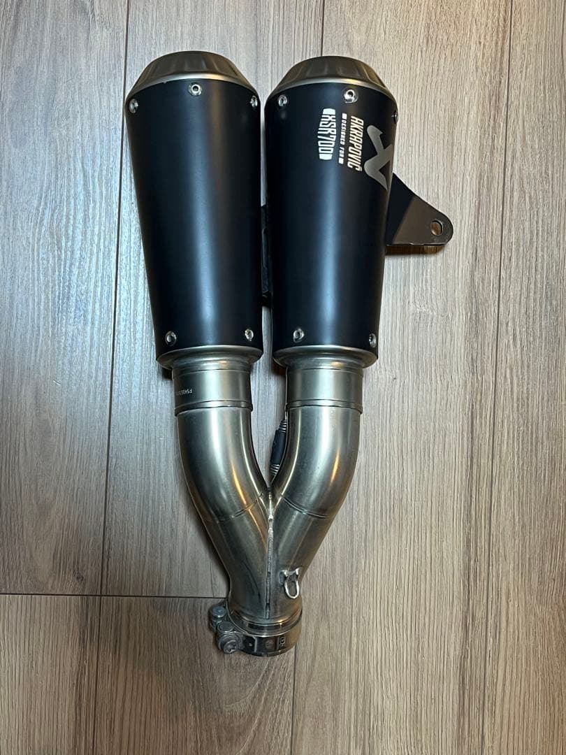 ヤマハ　XSR700 欧州純正オプション　アクラポビッチ　2本出しマフラー