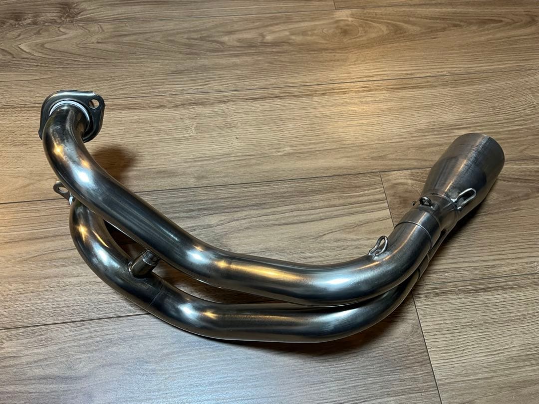 ヤマハ　XSR700 欧州純正オプション　アクラポビッチ　2本出しマフラー