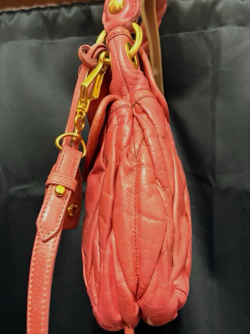 MIU MIU ピンク マトラッショルダーバッグ 2WAY