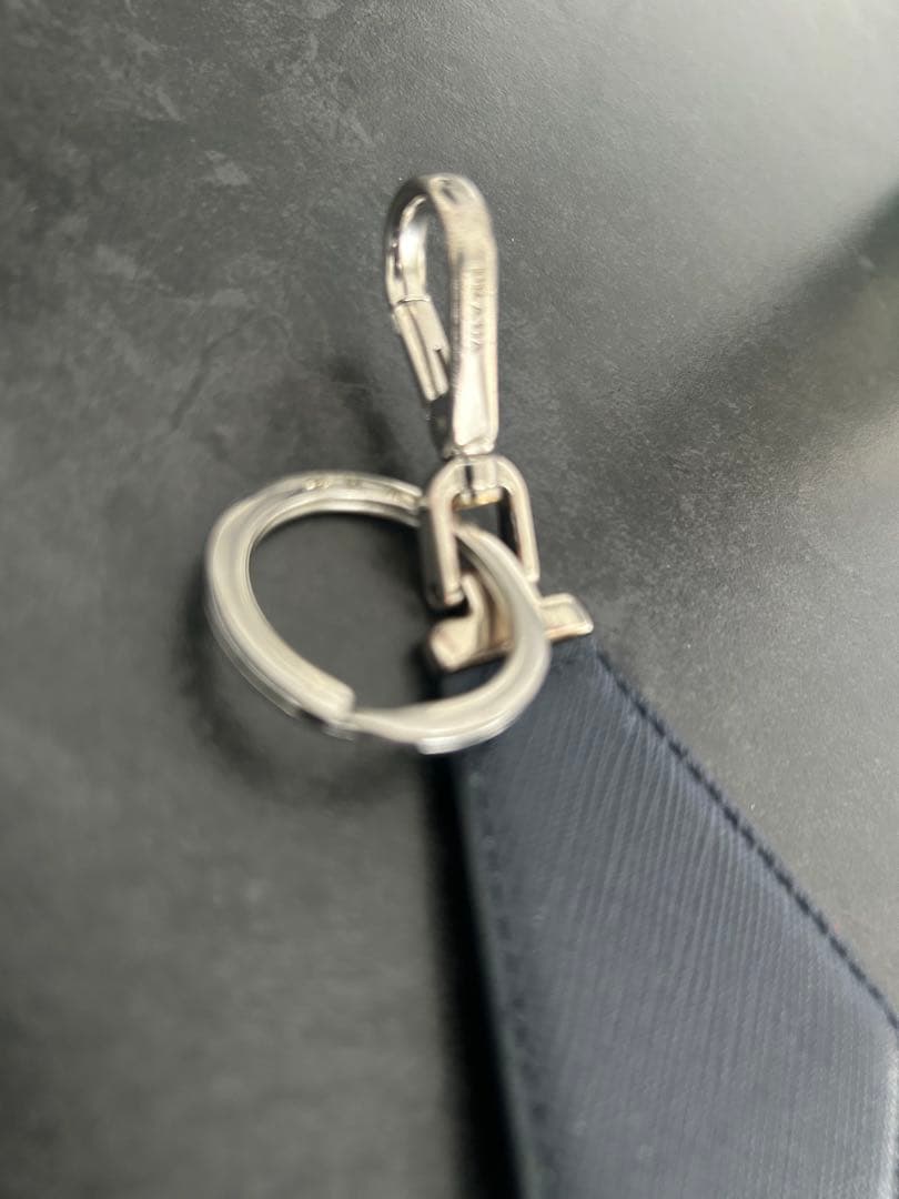 プラダ キーリング キーホルダー サフィアーノレザー トライアングル