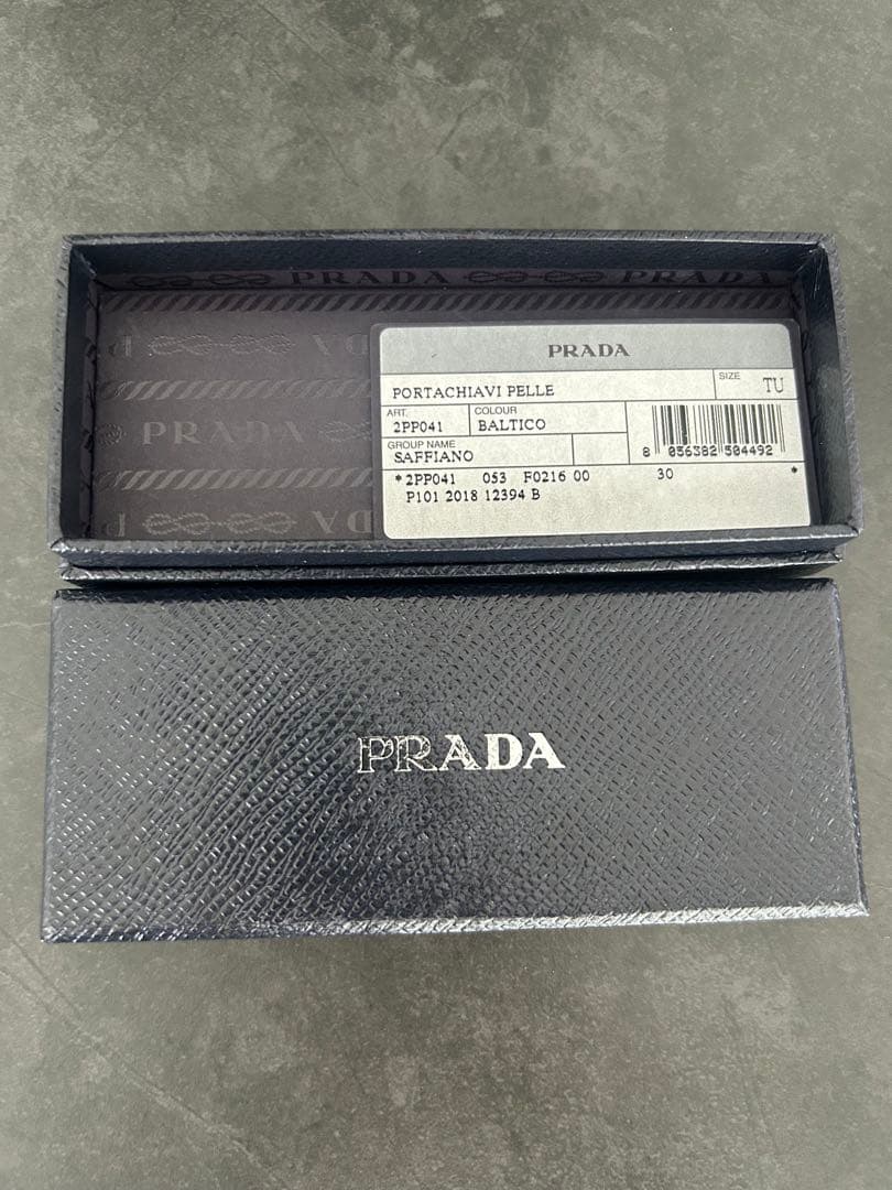 プラダ キーリング キーホルダー サフィアーノレザー トライアングル