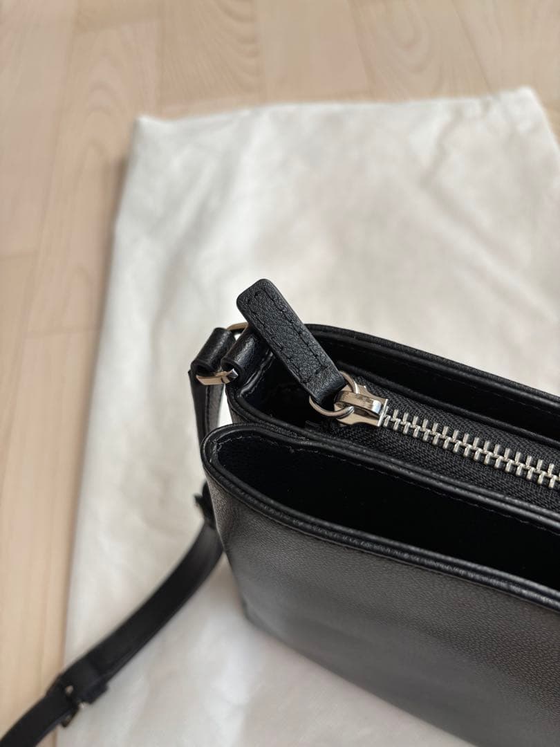 agnès b. ブラックレザーショルダーバッグ　ターンロック　ロゴ金具　美品