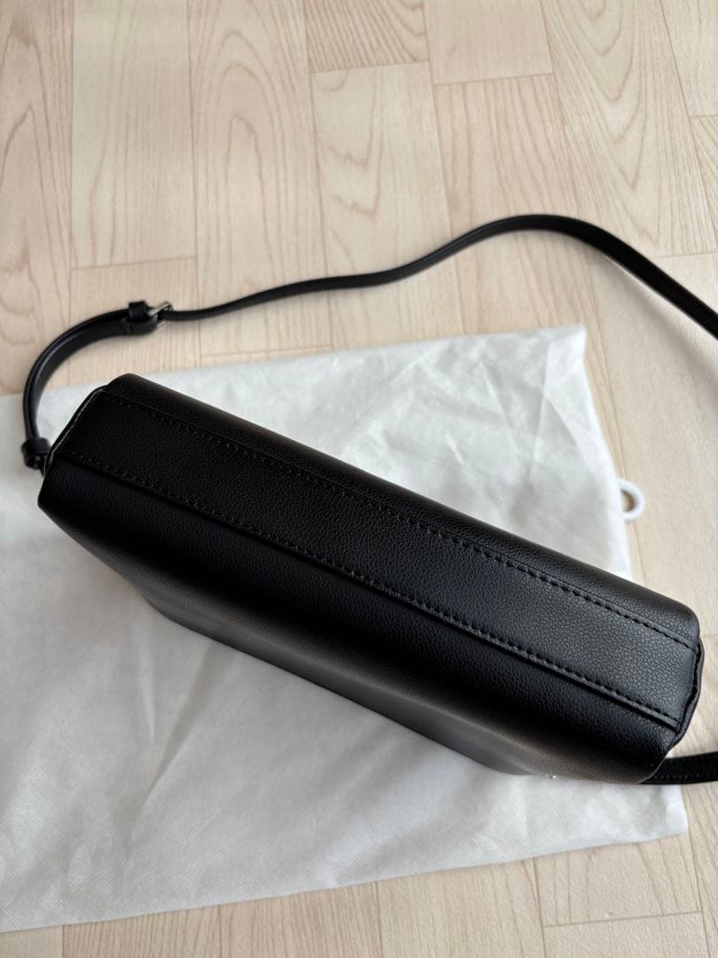 agnès b. ブラックレザーショルダーバッグ　ターンロック　ロゴ金具　美品